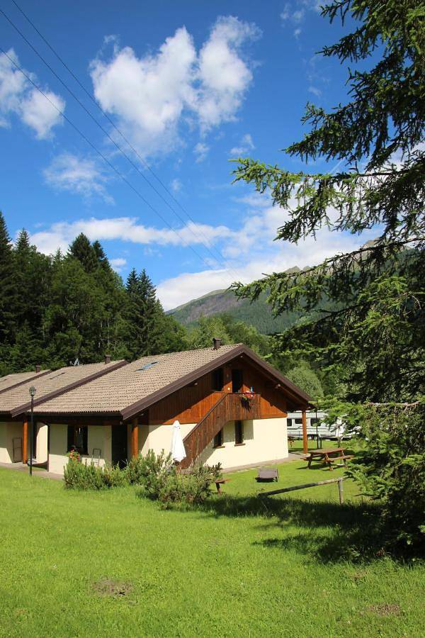 Gîte pour 4 personnes, avec jardin et piscine à Temù