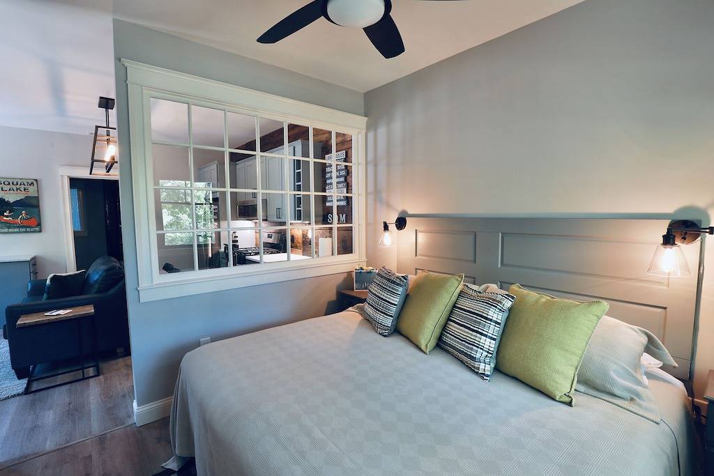 In-town Couples Getaway with Dockslipl in Holderness, Squam Lake