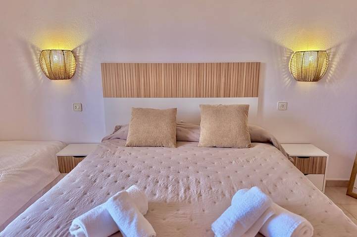 Apartamento entero, Sa Caleta Apartamento con piscina junto a la playa in Cala Blanes, Ciudadela