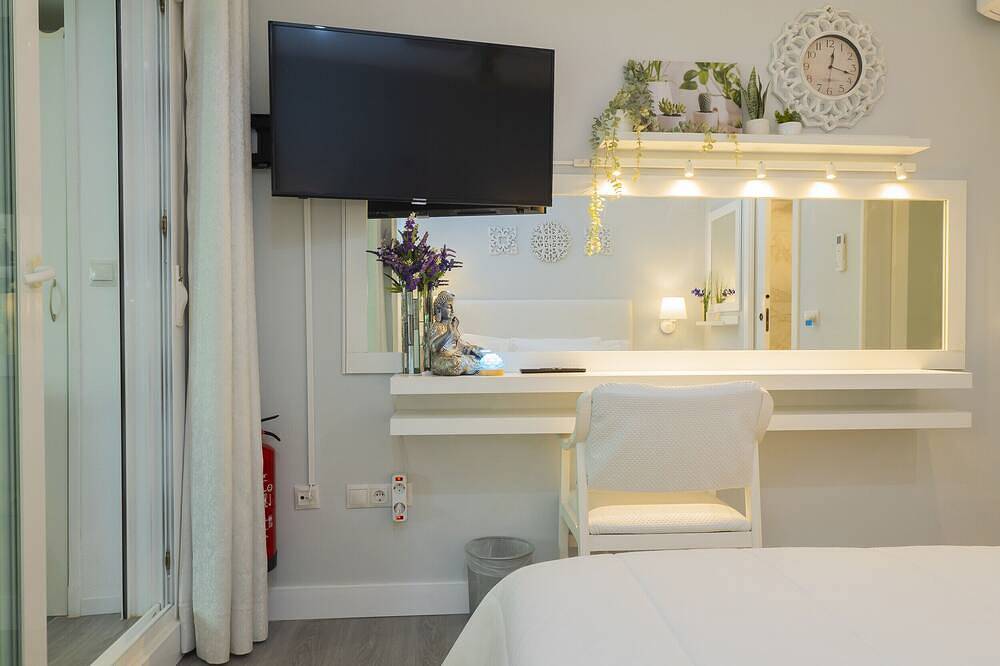 Cubo's Poseidon Apartment 3 & Pool / room / air conditioning / community pool / free wifi in Torrequebrada, Benalmádena