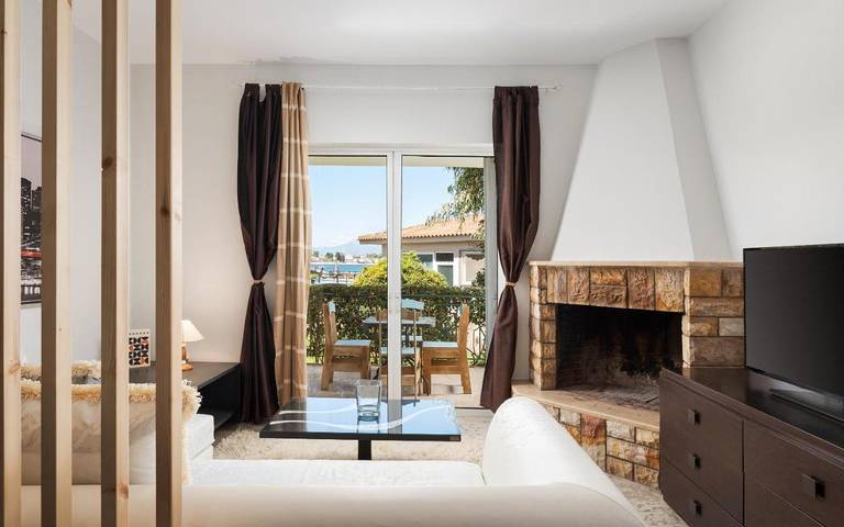 Gîte pour 4 personnes, avec vue ainsi que piscine et jardin dans Selianitika - 2