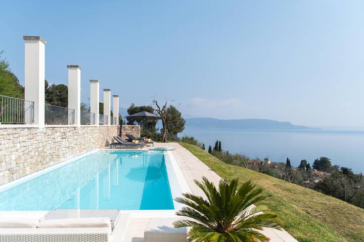 Villa per 10 persone, con vista lago e giardino nonché terrazza in Gardone Riviera