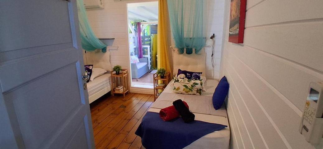 Location de vacances pour 5 personnes, avec piscine et jardin ainsi que sauna et vue dans Plage de Petite Anse - 2