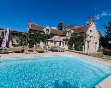 Gîte pour 14 personnes, avec vue ainsi que piscine et jardin à Buthiers