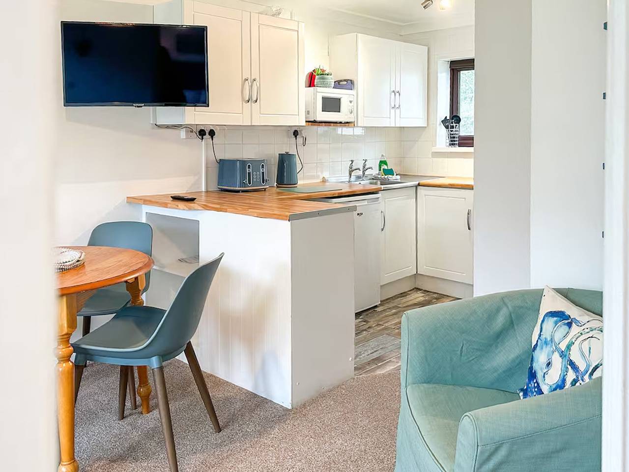 Chalet 12 - Coastlands Holiday Park in Permbrokeshire