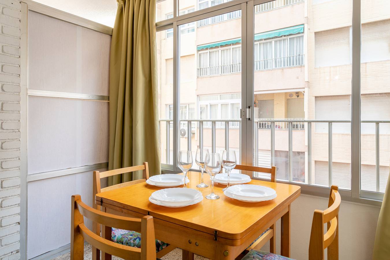 Apartamento entero, Apartamento 'Sunflower Pasaje' con vistas al mar y terraza compartida in Santa Pola, Costa Blanca