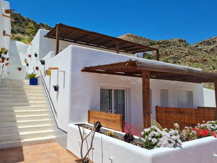 Maison d’hôte pour 2 personnes, avec Balcon et Terrasse ainsi que Jardin et Piscine