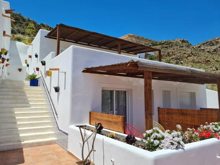 Casa de huéspuedes para 2 personas, con vistas y jardín además de terraza y piscina - 1
