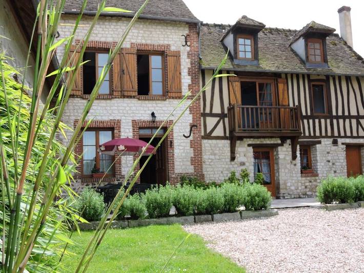 Location de vacances pour 7 personnes, avec Balcon et Terrasse ainsi que Jardin et Vue à Les Damps
