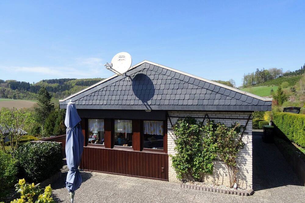 Ruhiger Bungalow am Hennesee mit Terrasse in Meschede, Hochsauerlandkreis