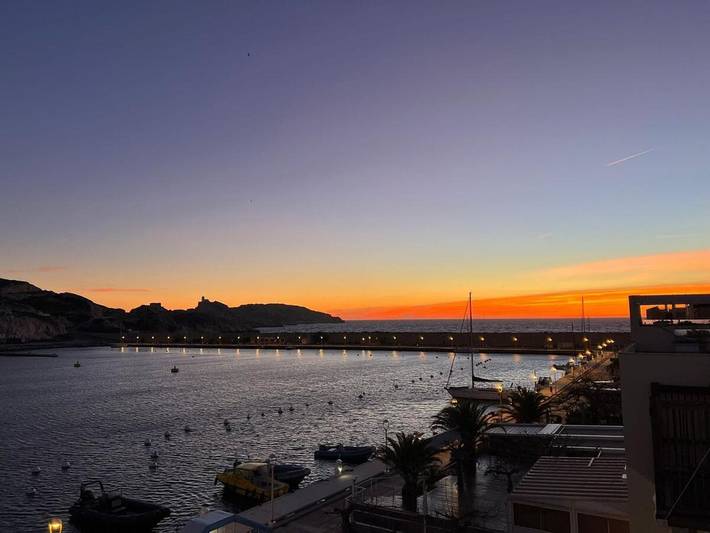 Gîte pour 4 personnes, avec vue et terrasse, adapté aux familles dans Iles Du Frioul - 2