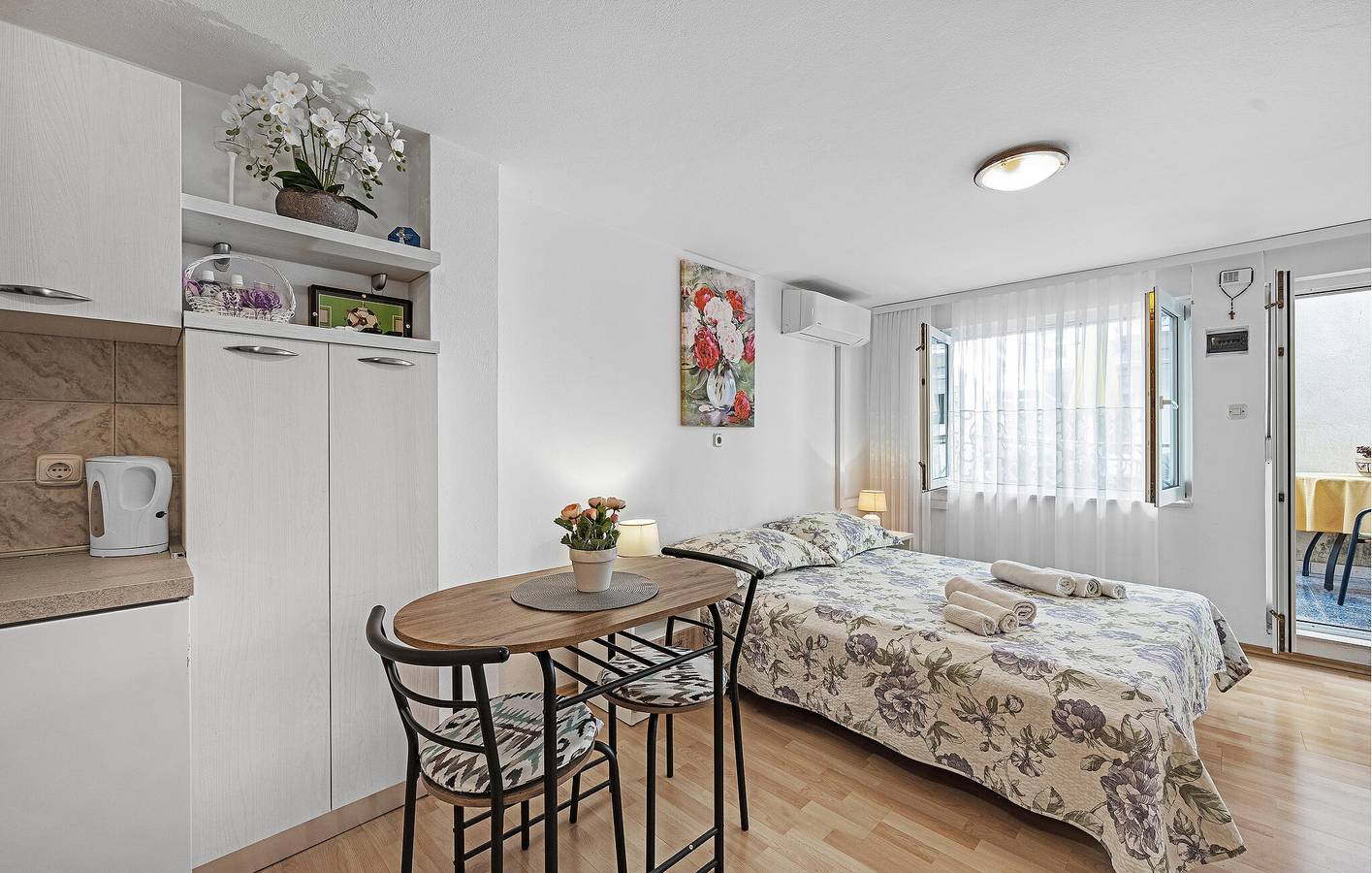 Ganze Ferienwohnung, Gemütliche Ferienwohnung mit Terrasse, Küche und Zugang zum Strand – 1000 m entfernt in Vodice, Šibenik-Knin