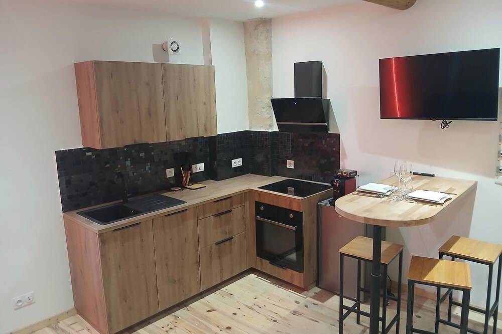 Entire apartment, La chambre des plaisirs secrets Manduel in Manduel, Nimes region