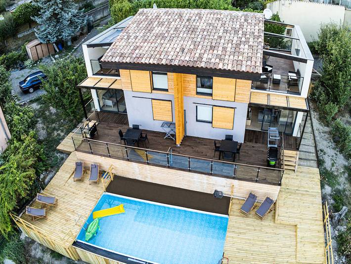 Gîte pour 4 personnes, avec jardin ainsi que balcon et piscine
