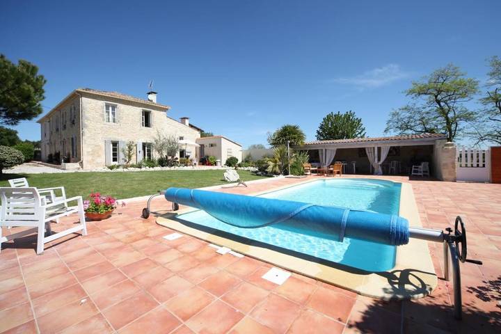 Location de vacances pour 3 personnes, avec jardin et piscine à Saint-Germain-d'Esteuil