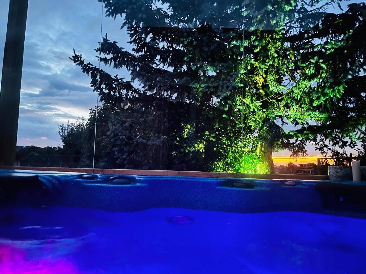 La k abane jacuzzi extérieur chauffée piscine de saison totalement privatisé in Blandin, Région de La Tour-du-Pin
