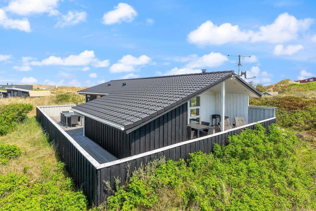 Schönes Ferienhaus nur 100 Meter bis zur Nordsee in Årgab, Holmsland Klit