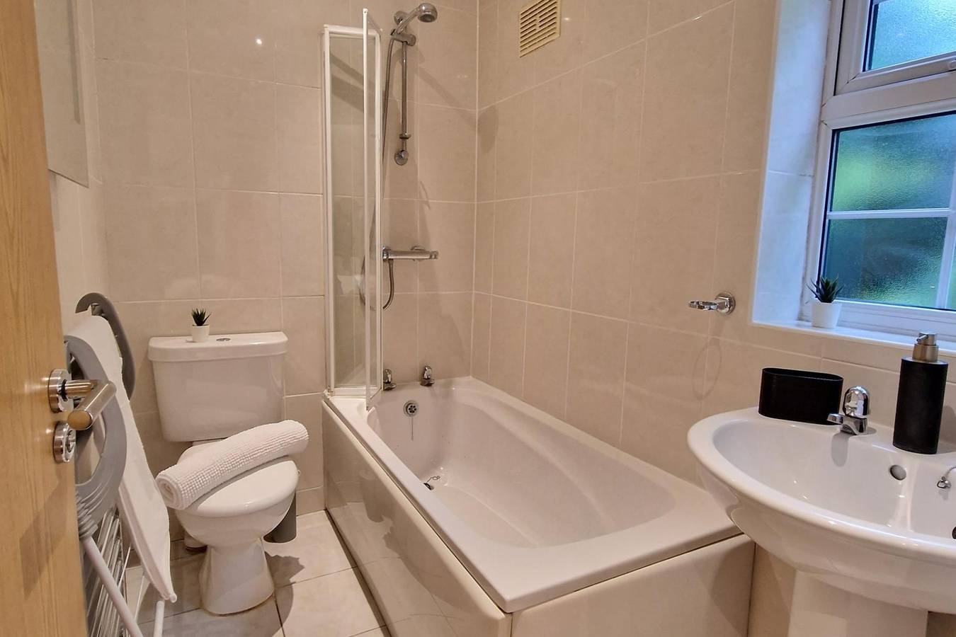 Entire holiday apartment, Apt - Sleeps 5/6 - Parking - Train Station Close in Coventry, Birmingham Area