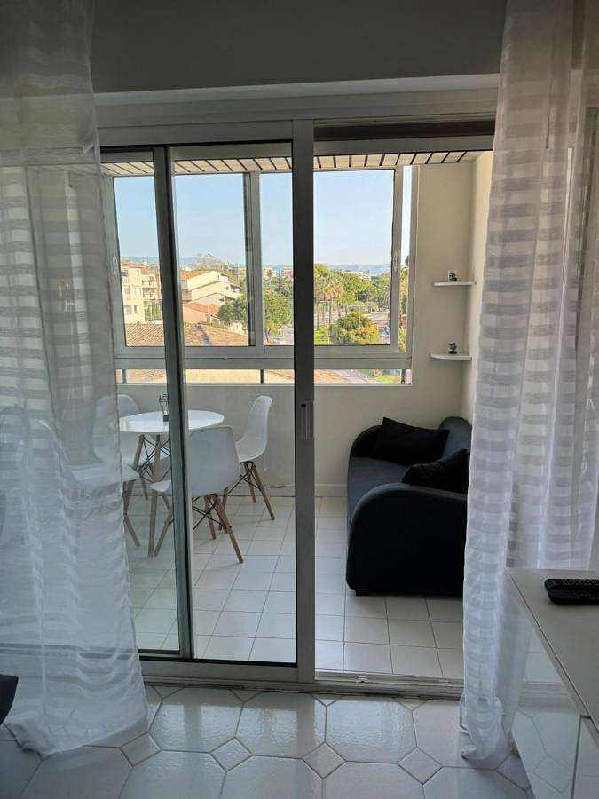 Gîte pour 4 personnes, avec balcon et vue dans Gare D Antibes - 3