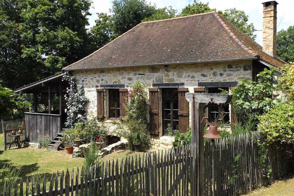 Gîte Dordogne / Limousin. Peut accueillir jusqu'à 4 personnes. Situé dans une belle campagne. in Château-Chervix, Région de Limoges