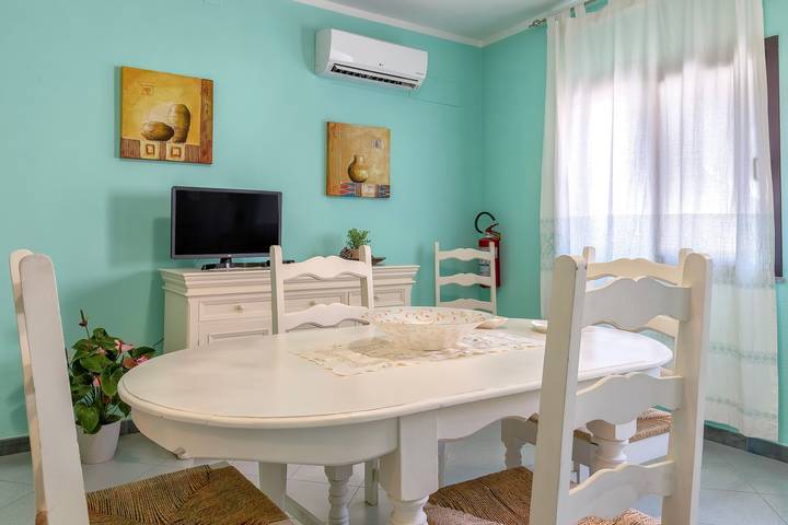 Ganze Wohnung, Ferienwohnung 'Rosa' mit Wi-Fi und Klimaanlage in Trinità d'Agultu e Vignola (Borgo), Trinità d'Agultu e Vignola