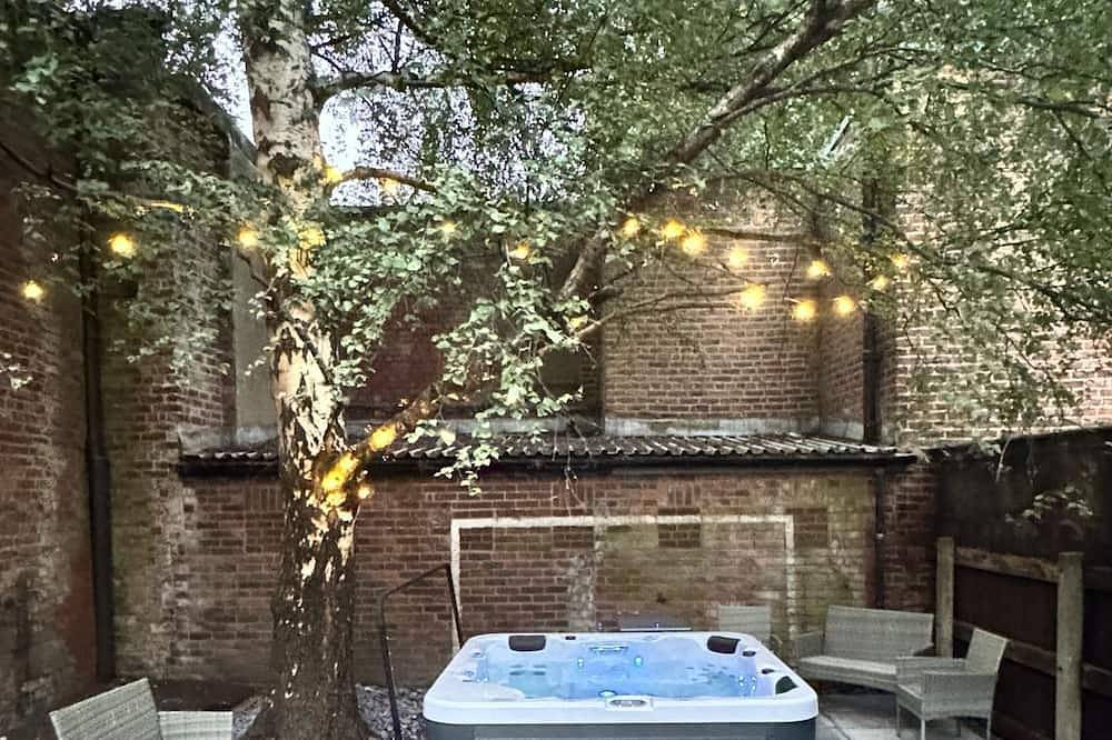 Manchester - City Centre - Hot Tub - Free Private Parking - Sleeps 8 in Grand Manchester