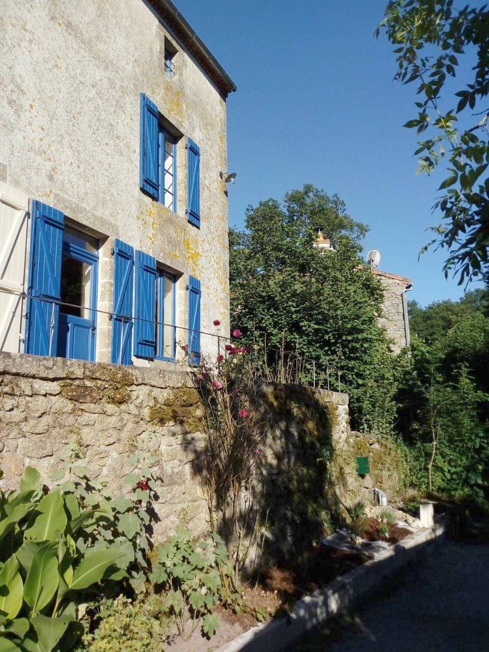 Gîte les Pieds dans l'eau 10 min du Puy du Fo in Treize-Vents, Vallée de la Loire