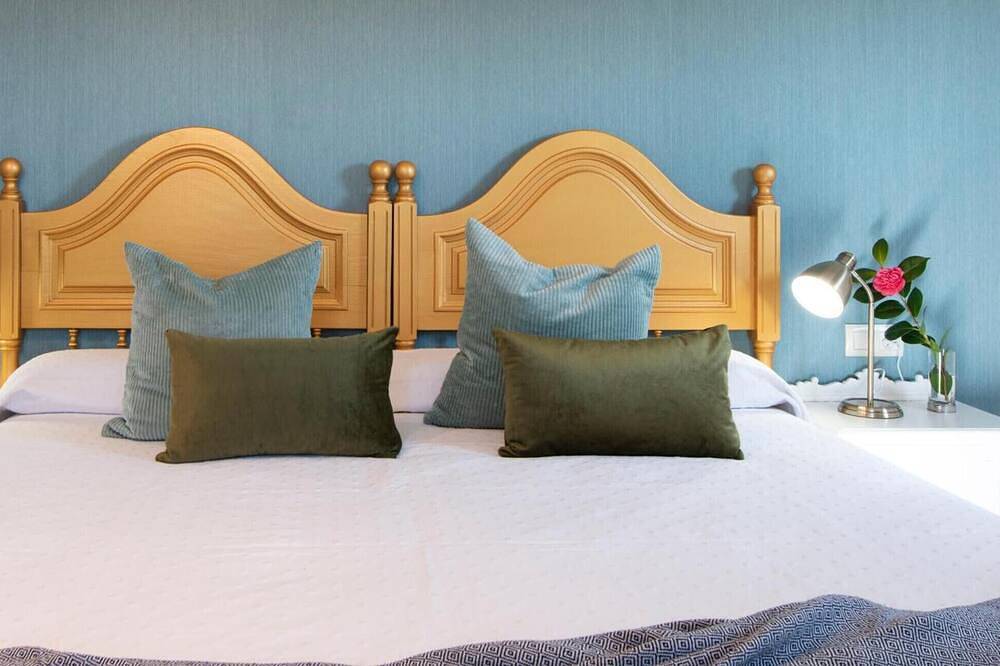 Villa 'Luxury Singular Rosa' with Mountain Views, Private Pool and Garden in Padrón, La Coruña Province