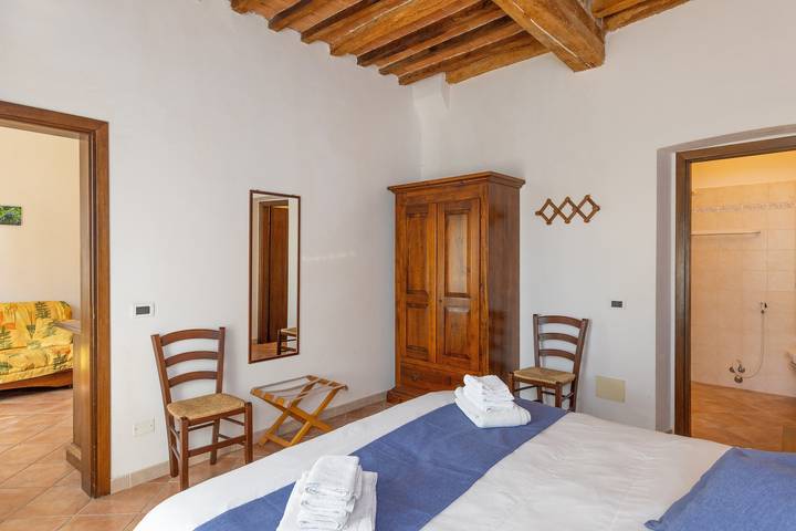 Entire apartment, 'Ginepro' Apartment with Shared Pool and Garden in Rosignano Marittimo, Etruscan Coast
