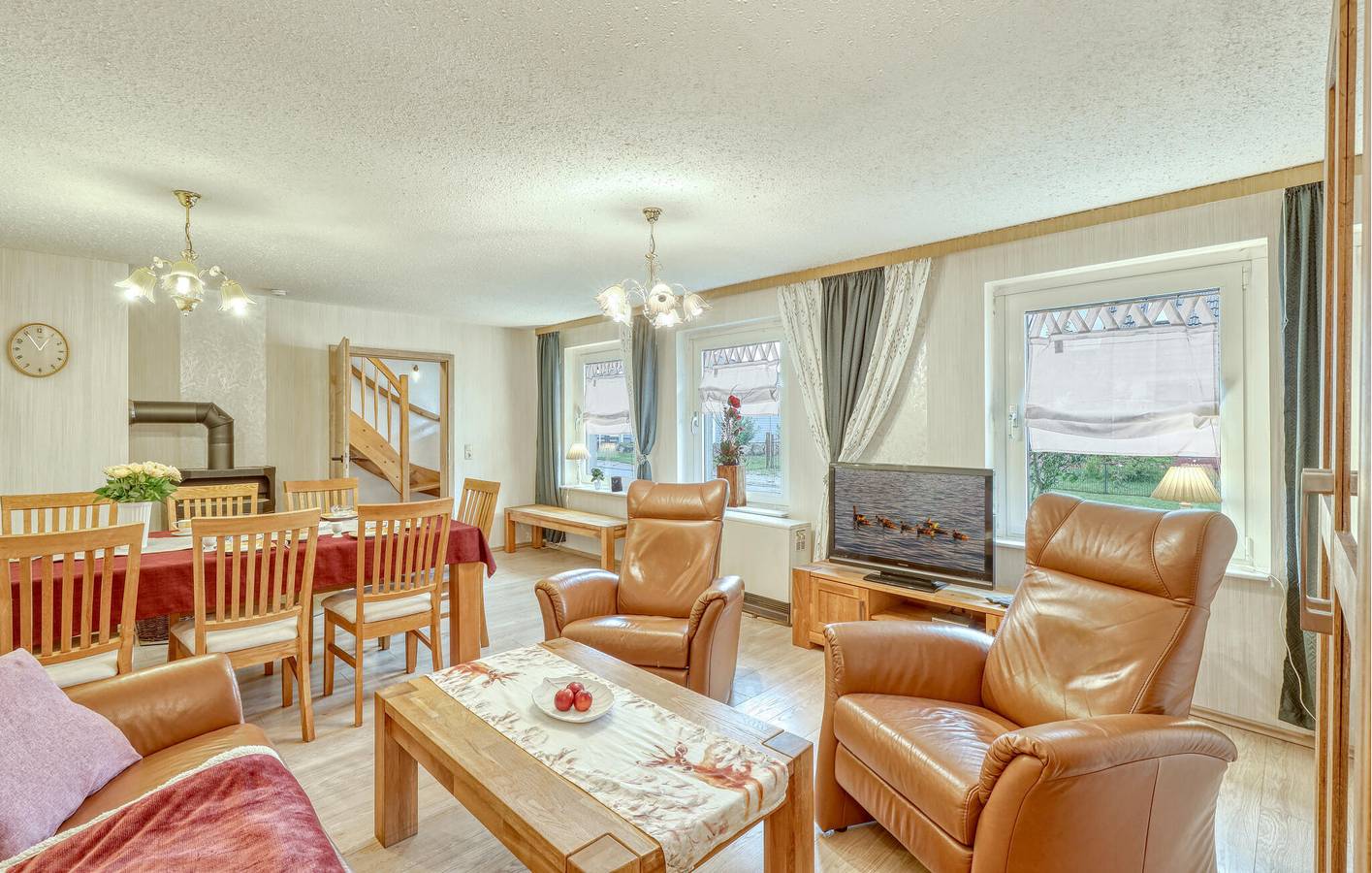 Rückzugsort am See mit Terrasse in Breesen, 2 km vom Stadtzentrum entfernt in Breesen, Mecklenburgische Seenplatte