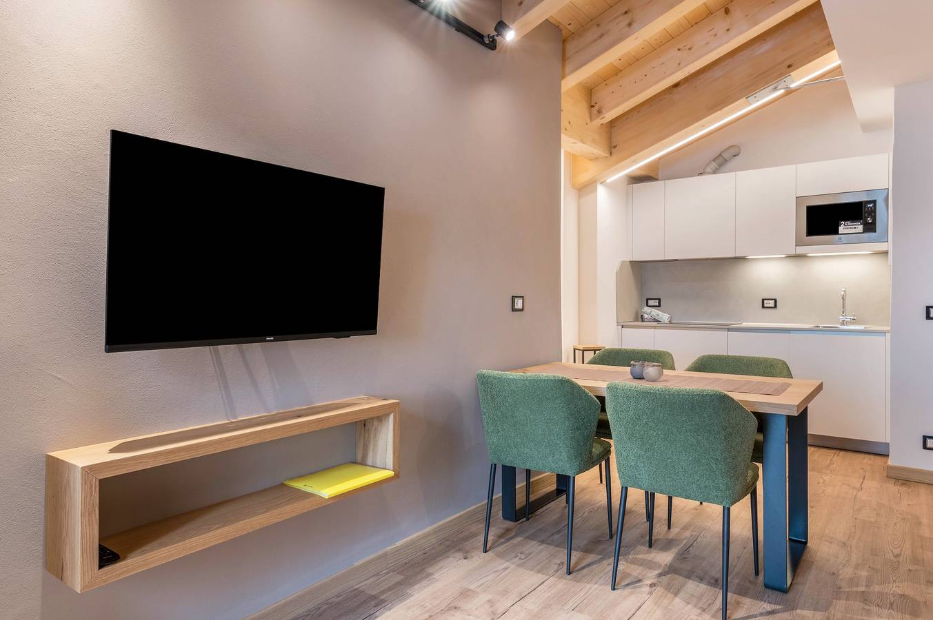 Appartamento intero, "Kamerloy Apartments - G" con vista sulle montagne, Wi-Fi, balcone e giardino in Campitello di Fassa, Dolomiti Superski