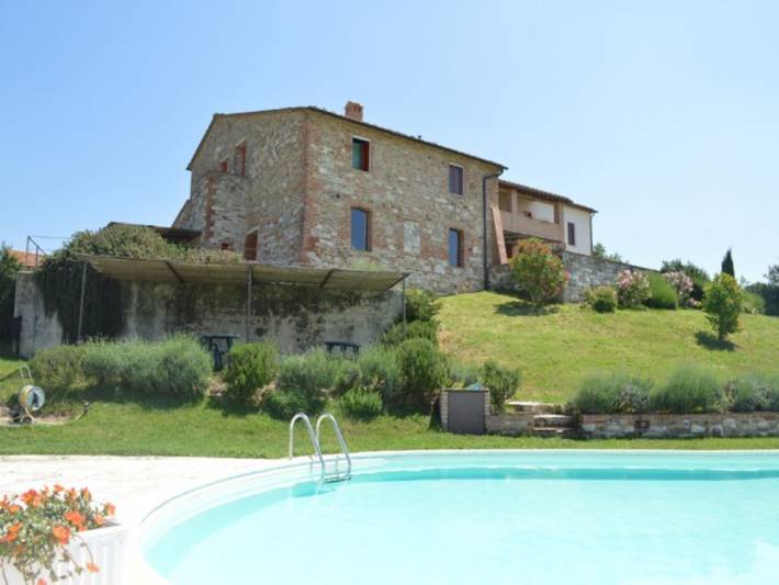 Agriturismo per 6 persone, con panorama e giardino in Asciano