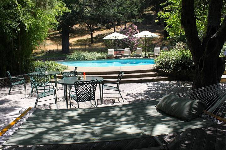 Holiday rental for 8 people, with terrace and garden as well as hot tub in California