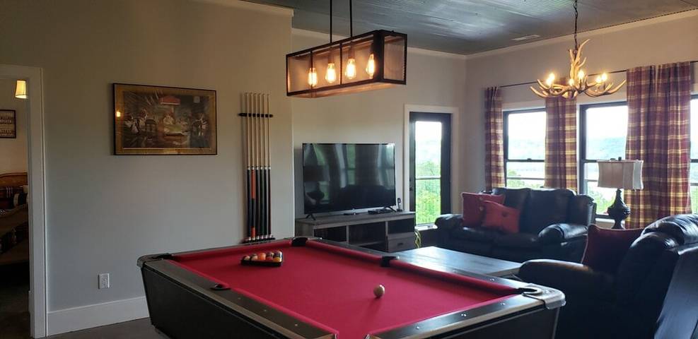 Vacation rental for 13 people, with yard and hot tub in Dale Hollow Lake