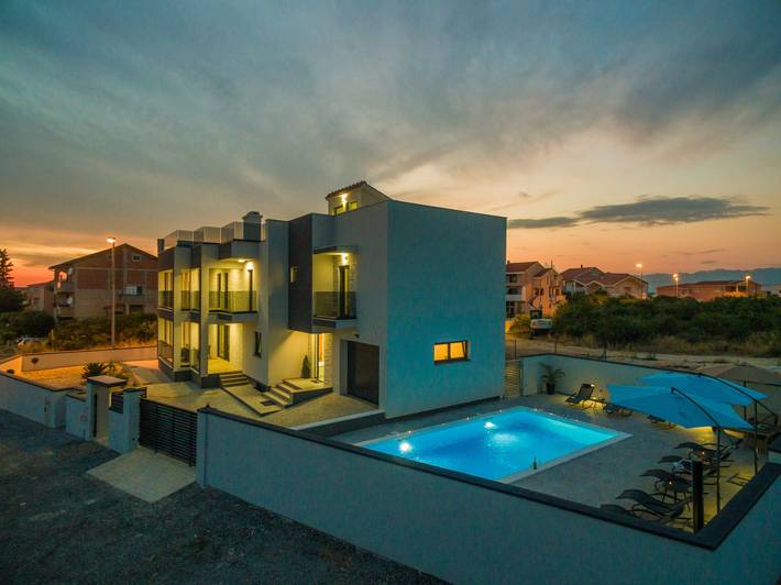 Villa für 12 Personen, mit Whirlpool und Terrasse in Zadar (Kommun)