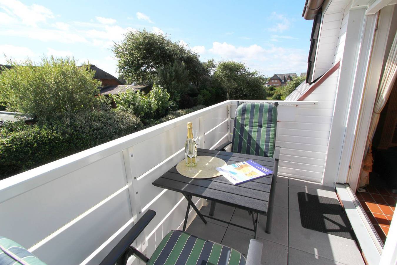 Ganze Wohnung, Stilvoll gestaltetes Feriendomizil im Ober- und Dachgeschoss des Hauses in Wenningstedt, Sylt