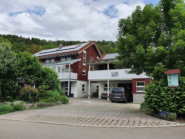 Hel lejlighed, Apartment 'Untere Ferienwohnung' with Private Terrace, Shared Garden and Wi-Fi in Tieringen, Meßstetten