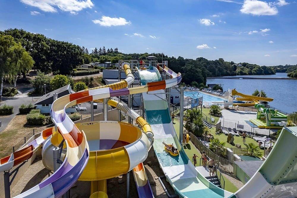 Camping 4 étoiles - Parc aquatique - ccbcafi in Jugon-les-Lacs, Dinan region