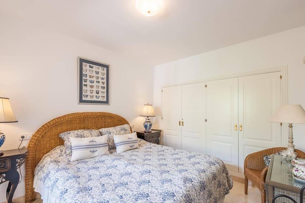 Entire apartment, Bright 3-bedroom apartment with terraces and pools in Benahavís in Los Arqueros, Benahavís