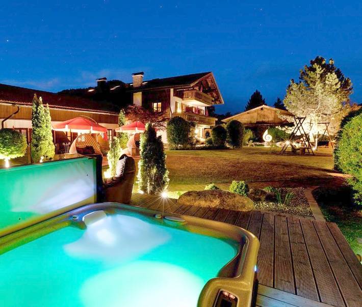 Ferienwohnung für 4 Personen, mit Balkon und Whirlpool sowie Terrasse und Garten