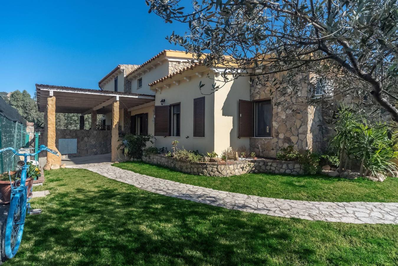 Bella villa bifamiliare moderna con piscina privata a pochi minuti d'auto da bellissime spiagge in Olia Speciosa, Cagliari e Dintorni