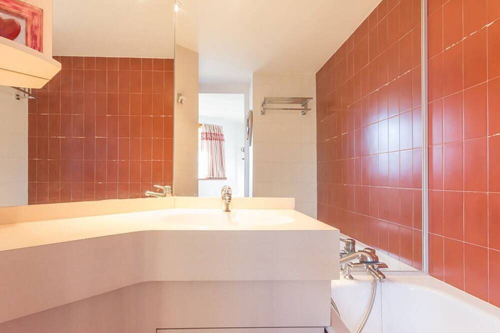 Entire apartment, Cozy Apartment · Near Slopes · Terrace · Free Wifi in La Rosière, Montvalezan