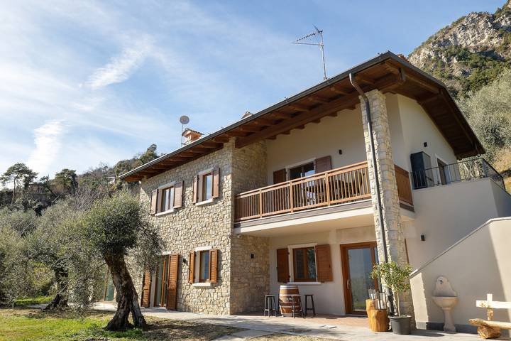 Ferienwohnung für 6 Personen, mit Seeblick und Garten in Tremosine