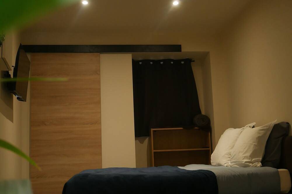 Entire apartment, Le Petit Provençal in Sénas, Arles region