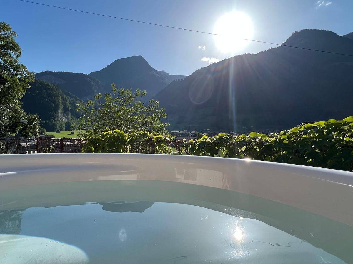 Romantic private superior Swiss Chalet with Hottub in Lungern, Obwalden