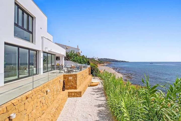 Casa de vacaciones para 12 personas, con Balcón y Jacuzzi además de Terraza y Jardín en Torreguadiaro