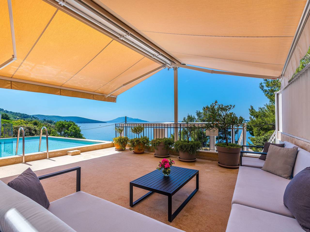 Geräumige, luxuriöse 5*-Ferienvilla mit Meerblick, eigenem Pool und großer Terr in Martinscica, Cres