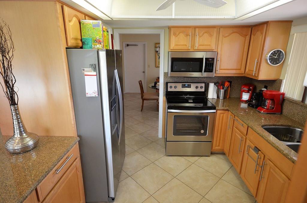Luftiges Haus mit beheiztem Wasserfallpool und Blick auf den Golfplatz, nur wenige Minuten vom Strand entfernt in Port St. Lucie, St. Lucie County