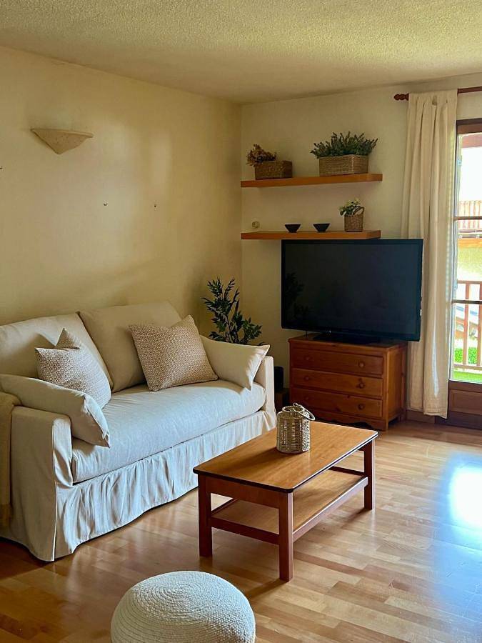 Appartement de vacances pour 4 personnes, avec piscine ainsi que jardin et vue