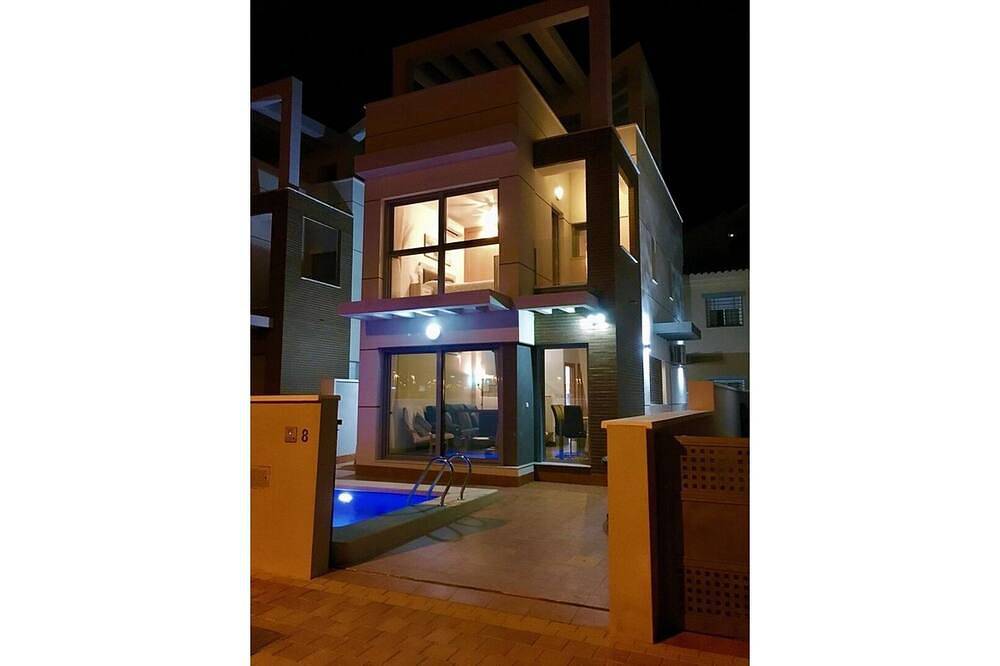 Modern Villa with sea views, close to beach. Air Con, Internet, Wifi & Sunsets ! in Puerto de Mazarrón, Mazarrón